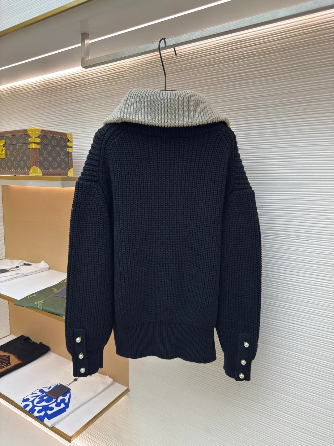 LOUIS VUITTON Pearl Aviator Brooch Lapel Sweater ●Authentic product: 25100 purchased and developed ●Item number: 1680544-D15 ●Fabric: wool blended fabric ●Technology: knitted ●Version: fitted version ●Weight: about 1720g ●Size: XS-S-M-L ●Description: The fabric is made of cotton-wool blended cotton thread, 35% wool, 65% cotton yarn. The ready-to-wear fabric has a soft feel and is thick and slightly elastic. The chest logo is alloy electroplated gold, the zipper is natural mother of pearl, and the pull tabs are electroplated brass. The cuffs have mother-of-pearl and each button has the brand's LOGO. All accessories are developed according to the original version, and every detail and weight of each accessory is restored. This half-zip pullover continues the dandy style of the 2025 spring and summer show. It is made of sheep wool blended with a thick cable knit, and the body and collar are rendered in different colors. The LV Airways brooch sits elegantly on the chest, and the zipper pull and cuffs sparkle with pearlescent light. The overall routing is straight and delicate, the fabric is comfortable and soft, and the color is consistent without color difference. It can be matched with the same style to create a fashionable look and control various occasions. Customized accessories, complete with three standards, same style for men and women! .